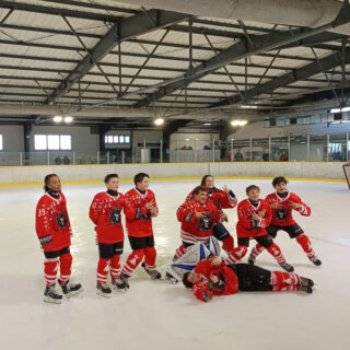 🏒 Week-end sur la glace pour nos jeunes !

U11 à Rennes avec @albatrosdebrest_officiel 🔵⚪
U15 à Rezé avec @leskorrigans22 de Saint-Brieuc 🔴⚫

Des matchs, du fun et surtout beaucoup de sourires 😄💪

#Hockey #U11 #U15 #Lanester #LesBéliers