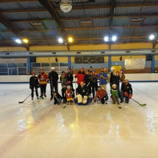 Initiation hockey pour les adhérents de Frères d’Âmes ce samedi à Lanester ! 🏒✨

Une heure de découverte, de bonne humeur et de beaux progrès sur la glace ❄️

Merci aux participants et à l’équipe des Béliers pour l’encadrement ! 💪

📸 Retour en images !