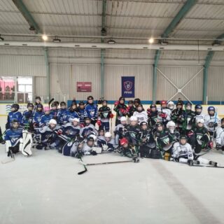 Retour en images 📸

Ce week-end, nos U11 étaient à Saint-Brieuc pour un tournoi disputé sous les couleurs des @albatrosdebrest_officiel 

Une belle journée de hockey avec beaucoup de sourires sur et en dehors de la glace.

Merci aux @leskorrigans22 pour l'accueil 

 #U11 #Tournoi #SaintBrieuc #hockeyMineur #beliersdelanester #albatrosdebrest