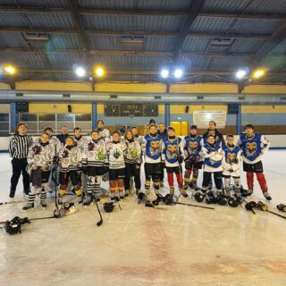 🏒 Match amical ce week-end à la patinoire du Scorff

🤝 Lanester / Saint-Brieuc – U13 & U15
Un beau moment de hockey, intense et plein de fair-play 💪❄️

#HockeySurGlace #MatchAmical #U13 #U15 #Lanester #SaintBrieuc