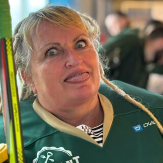 Une équipe. Une famille. 🏒

Plus que des coéquipiers, un groupe uni par la même passion.