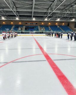 Dimanche, nos U15 ont joué avec les @albatrosbrest_asso contre Cholet.
Un beau match, mais une défaite : 9-10!